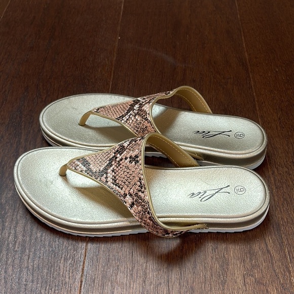 Lia gold Snakeskin Flip Flops Size 9 - Picture 2 of 5